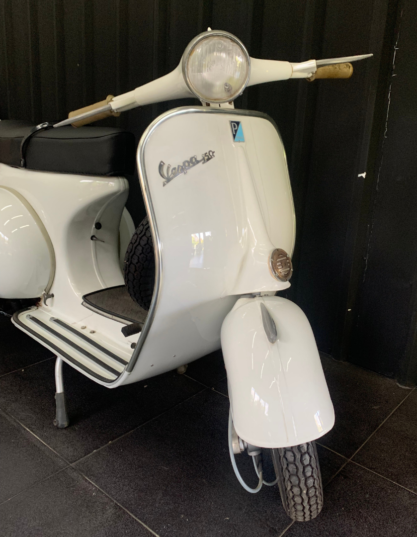 Vespa 150cc White – detail